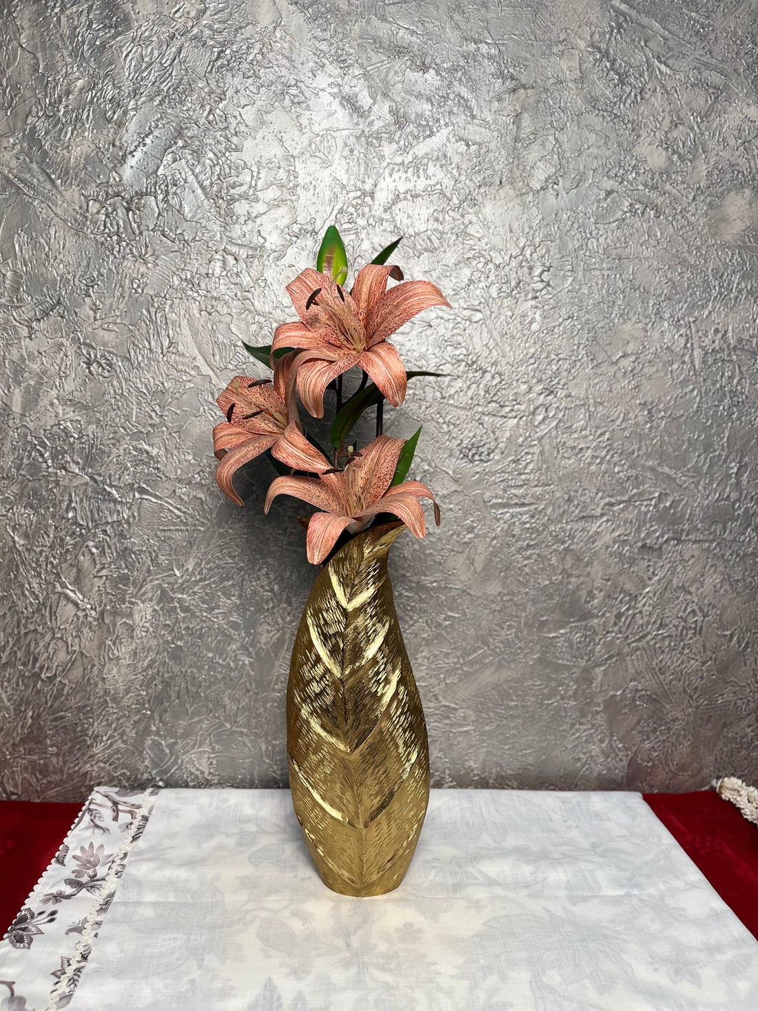 Lustre Gold Vase – A Statement of Modern Elegance