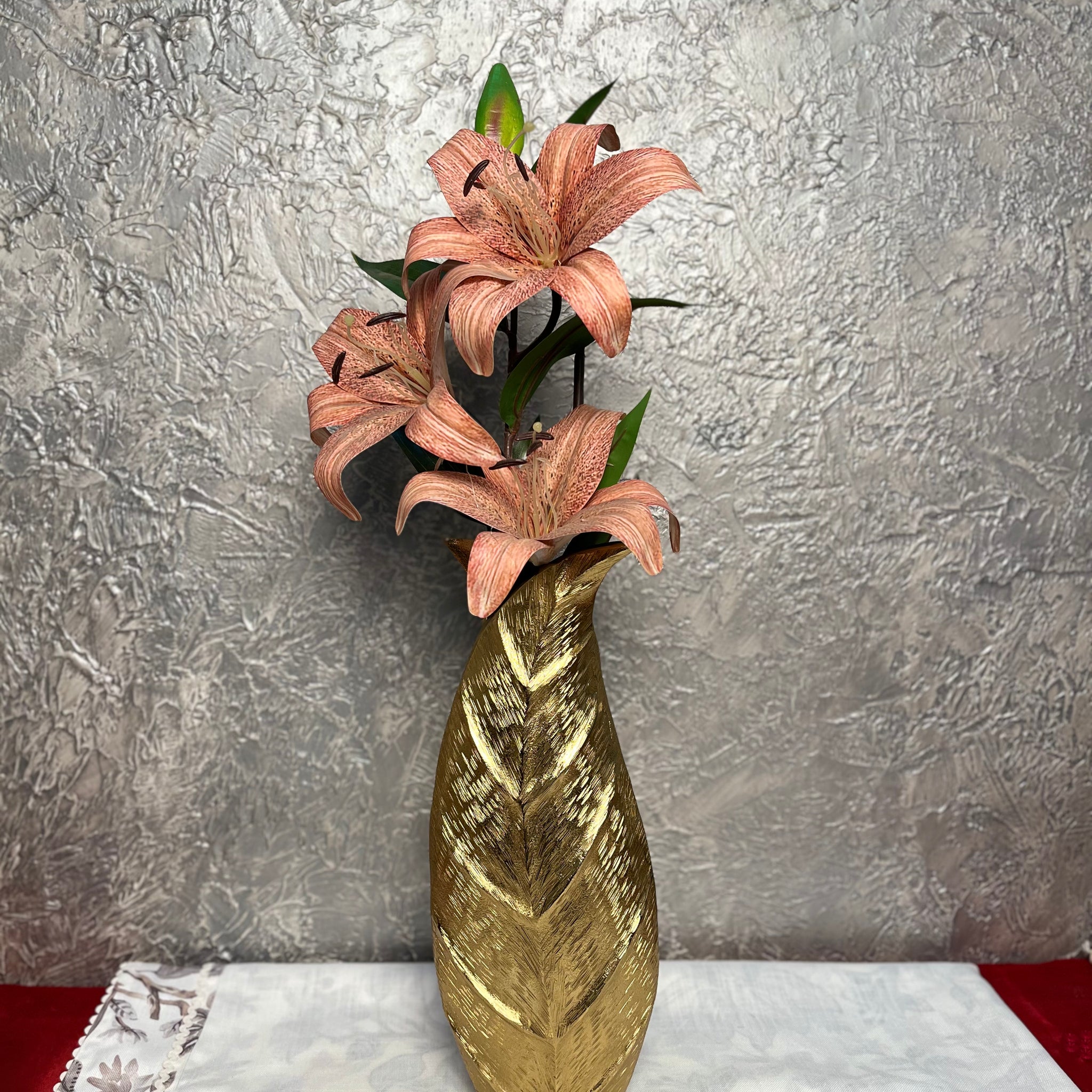 Lustre Gold Vase – A Statement of Modern Elegance