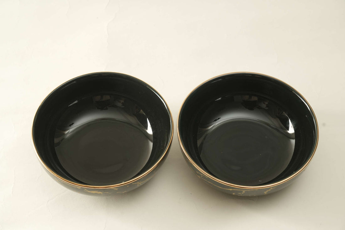 black ceramic bowl